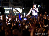 [포토] 싸이 광장 퍼포먼스, 뛰지 않고 못 배기는 무대 ‘월드컵 열기보다 더해!!’