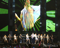 [포토] 공약실천 싸이! '상의 탈의, 난 한다면 합니다'