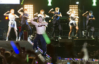 [포토] 상의 탈의 싸이, 8만명 사상최대 ‘말춤’ 쇼..국제스타 싸이 ‘갈 데까지 간다’