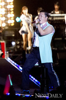 [포토] 싸이, 소주 원샷에 상의 탈의까지 관객들 ‘열광’