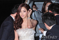 [포토]BIFF레드카펫, 차에서 막 내린 김사랑