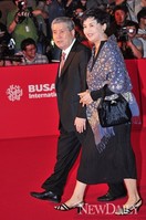 [포토]BIFF레드카펫, 웃으며 임권택 부부 등장..