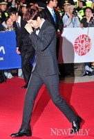 [포토]부산국제영화제, 수줍게 등장하는 배우 '윤계상'