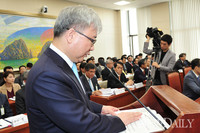 [포토]금융위 국정감사, 시작 전 김석동 금융위원장의 발언