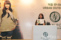 [포토]수지팬사인회, '요게 수지 사인입니다~'