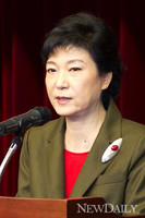 [포토] 새누리당 '국민 대통합을 위한 정치쇄신 심포지엄'에 참석한 박근혜 후보