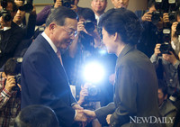 [포토] 박근혜 후보와 인사나누는 안대희 정치쇄신위원장
