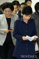 [포토] 최종명단을 다시 한번 확인해보는 박근혜 후보