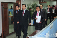 [포토] 새누리당 당사에 입장하는 '한광옥' 수석부위원장