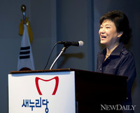 [포토] 환하게 웃으며 인사말을 전하는 박근혜