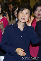 [포토] 구호를 외친 후 미소짓는 박근혜 후보