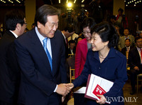 [포토] 중앙위 워크숍에서 악수를 나누는 박근혜-김무성