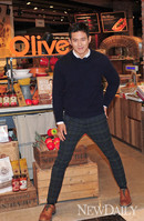 [포토] 팬사인회에 등장하는 배우 '고수'