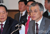 [포토] 안보정책 간담회에 발언하는 문재인 후보