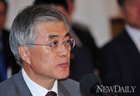 [포토] 안보정책에 관해 발언하는 문재인 후보