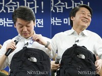 [포토] 안철수 후보, '제 배낭에는 이런게 있어요..아! 칫솔도 있네'