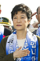 [포토] 국민의례하는 박근혜 후보