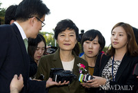 [포토] 취재진 질문을 경청하는 박근혜 후보