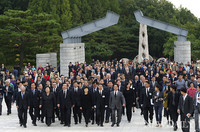 [포토] 박근혜 4.19 묘역 참배, 지지자 300여명 도열해 환영