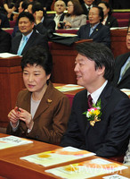 [포토] 김대중 기념사업 토론회에 만난 박근혜-안철수