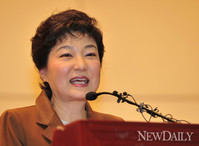 [포토] 김대중 기념사업 토론회, 축사하는 박근혜, 안철수 후보..