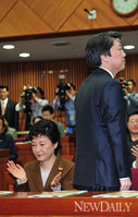 [포토] 김대중 기념 사업토론회에서 만난 '박근혜-안철수', 어색..