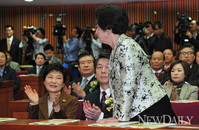 [포토]김대중 기념사업토론회, 박근혜-안철수 이희호 여사와 한 자리