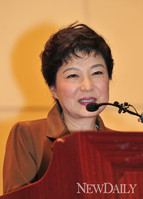 [포토] 김대중 기념사업 토론회에 참석한 박근혜 후보