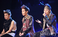 [포토] 8개월 만에 자숙 끝내고 컴백한 '블락비'