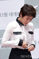 [포토] '터치', 포토타임을 위해 옷을 고쳐입는 김지영