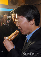 [포토] 와플먹는 무소속 안철수 대선 후보