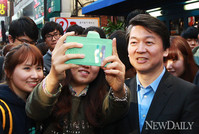 [포토] 학생들과 기념촬영하는 무소속 안철수 대선 후보