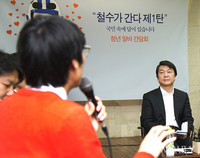 [포토] '청년 알바 간담회' 경청하는 무소속 안철수 대선 후보