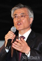 [포토] 기념출판식에서 축사하는 문재인 후보