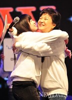 [포토] 박근혜 후보와 따뜻한 포옹