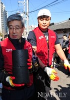 [포토] 추신수 선수, 사랑의 연탄나르기 행사 참여