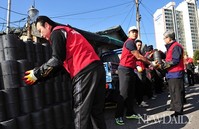 [포토] '추신수'의 두 손으로 사랑의 연탄 배달..