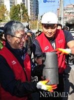 [포토] 사랑의 연탄나르기에 추신수 선수 동참