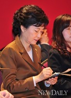 [포토]D-47, 메모하는 박근혜 후보