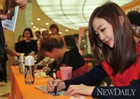 [포토] 씨스타, 사인은 정성스럽게..