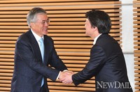 [포토]D-43, 손 마주 잡은 문재인-안철수 후보