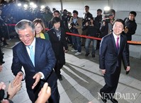 [포토]D-43, 백범기념관에서 단일화 첫 걸음 '문재인-안철수'