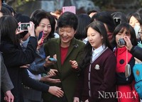 [포토]D-34, 박근혜 후보 모교 방문