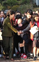 [포토]D-34, 모교 성심여고 방문한 박근혜 후보
