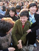 [포토]D-34,  박근혜후보 모교 성심여고 방문