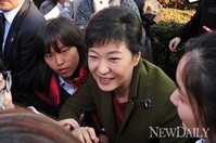 [포토]D-34, 동문과 모교찾은 박근혜 후보