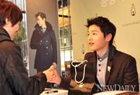 [포토]송중기 팬사인회, 팬과 약속하는 착한남자 송중기