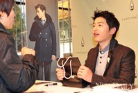 [포토]송중기 팬 사인회, 팬에게 선물받은 송중기