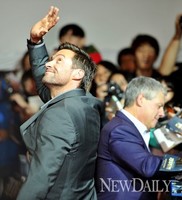 [포토] 휴 잭맨, 레미제라블 감독님과 사이좋게 등 맞대고...