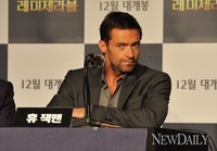 [포터] 레미제라블 간담회에 참석한 휴 잭맨 표정 심각하네...